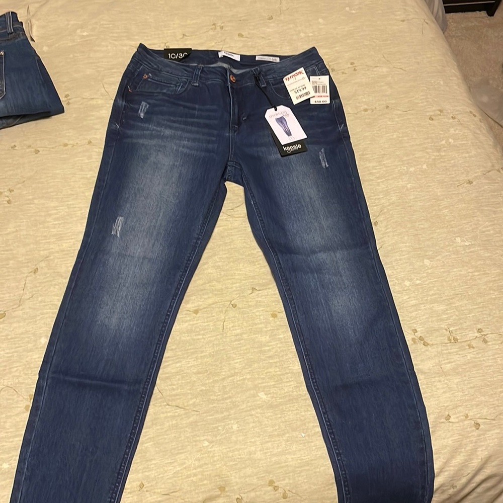 Kensie effortless ankle mid rise jeans. New with tags.